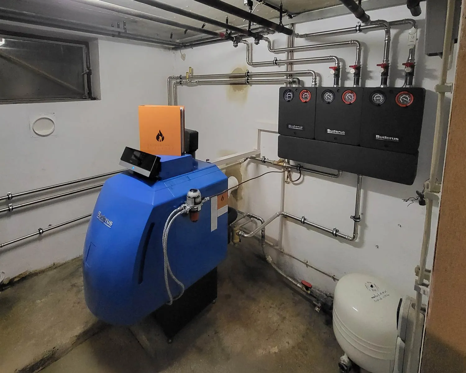 Ölbrennwertkessel mit Warmwasserwärmepumpe in Hagelstadt